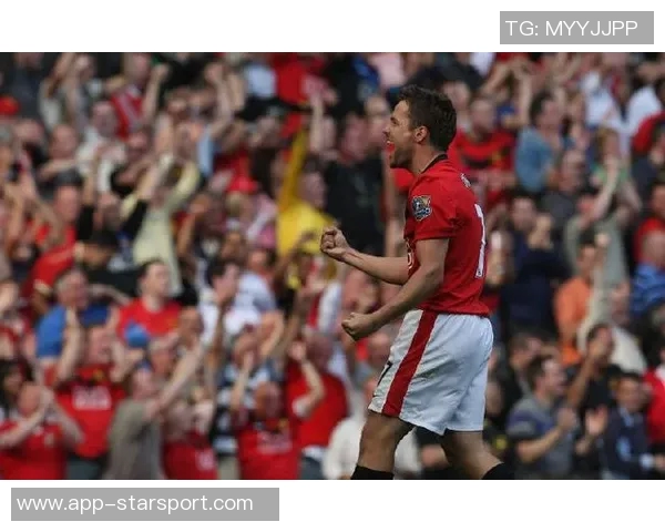 红衣足球明星风采大全展现英勇球场瞬间与经典时刻